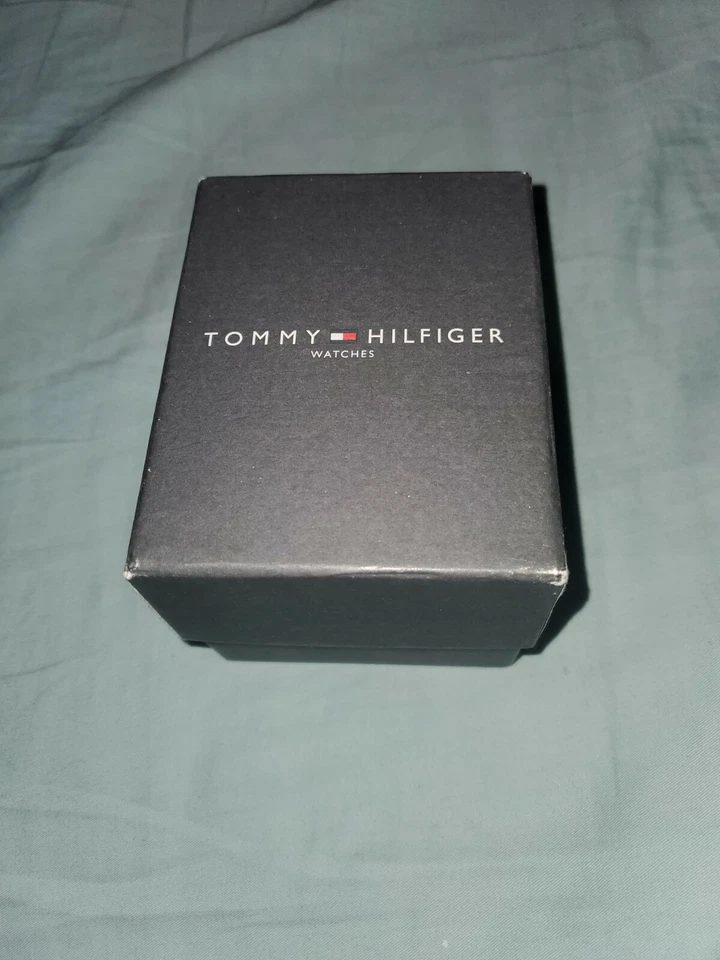 Tommy Hilfiger Reloj Hombre Correa Silicona Azul Marino 42mm 1790918 USADO Foto 3 de 4
