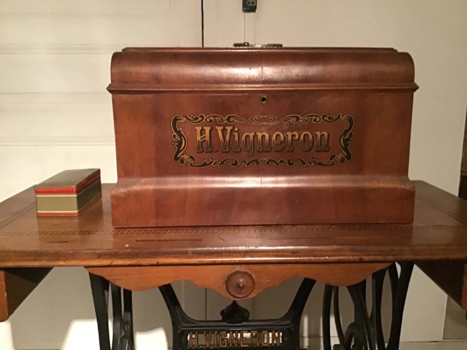 machine a coudre des années 30 de marque Vigneron  avec accessoires  - Photo 3/3