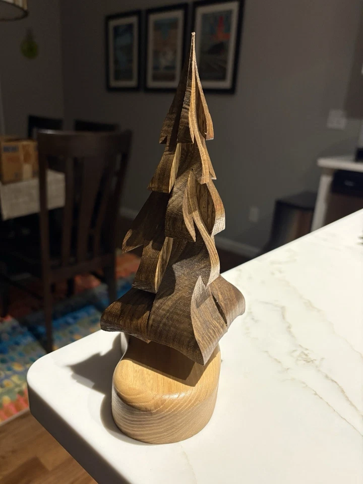 Escultura abstracta de árbol de madera tallada sobre base de madera pulida Foto 2 de 4