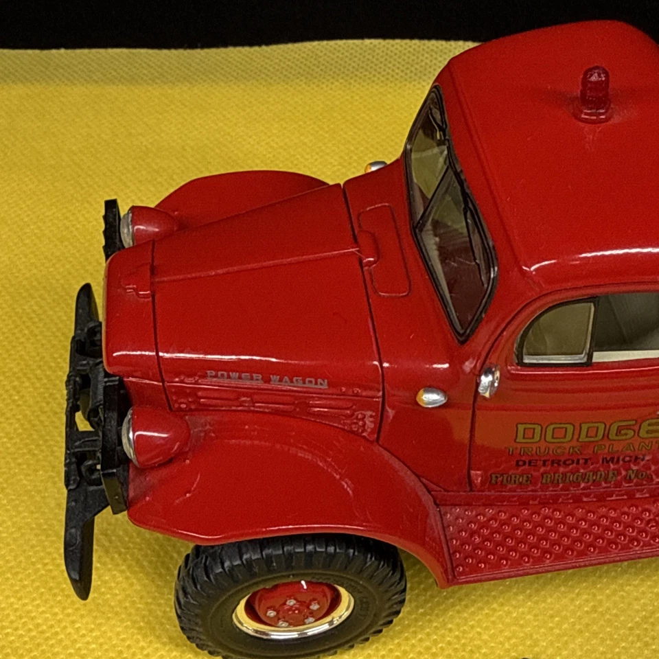 Camión con cepillo Dodge Power Wagon 1949 1/30 Mendon Departamento de Bomberos de Nueva York Primera marcha 18-2677 Foto 2 de 4