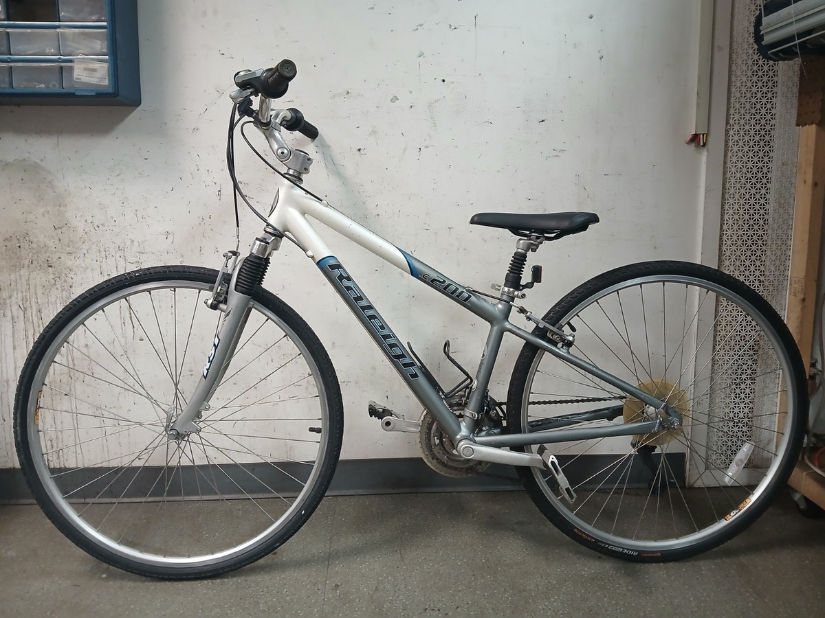 Raleigh c200 aluminum adult 700mm wheels 24 gears bike | eBay