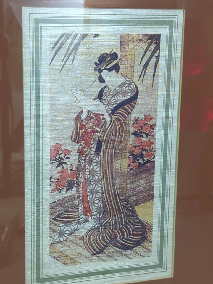 2 fotos vintage de garotas gueixas de meados do século emolduradas em xilogravuras japonesas em seda - Imagem 4 de 4