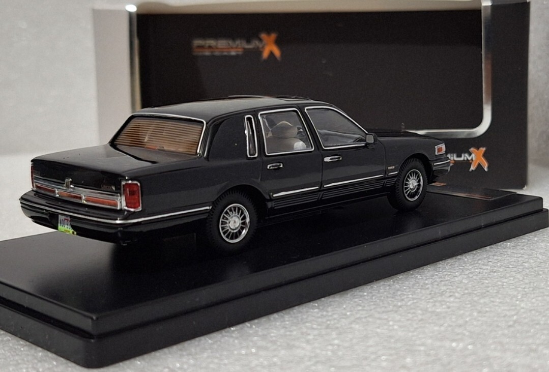 WOW Lincoln Town Car 4-Door 1996 Black 1:43 Premium-X PRD101 IXO