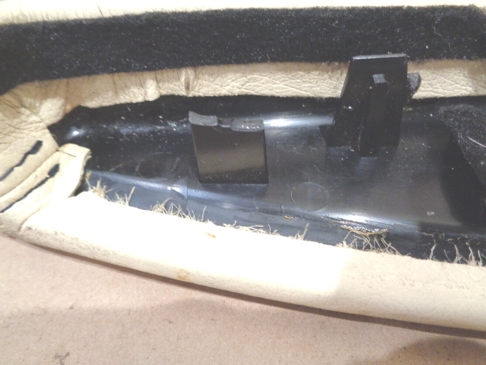 Maserati Quattroporte - LH Front Interior Door Arm Rest Cream - P/N 66938900