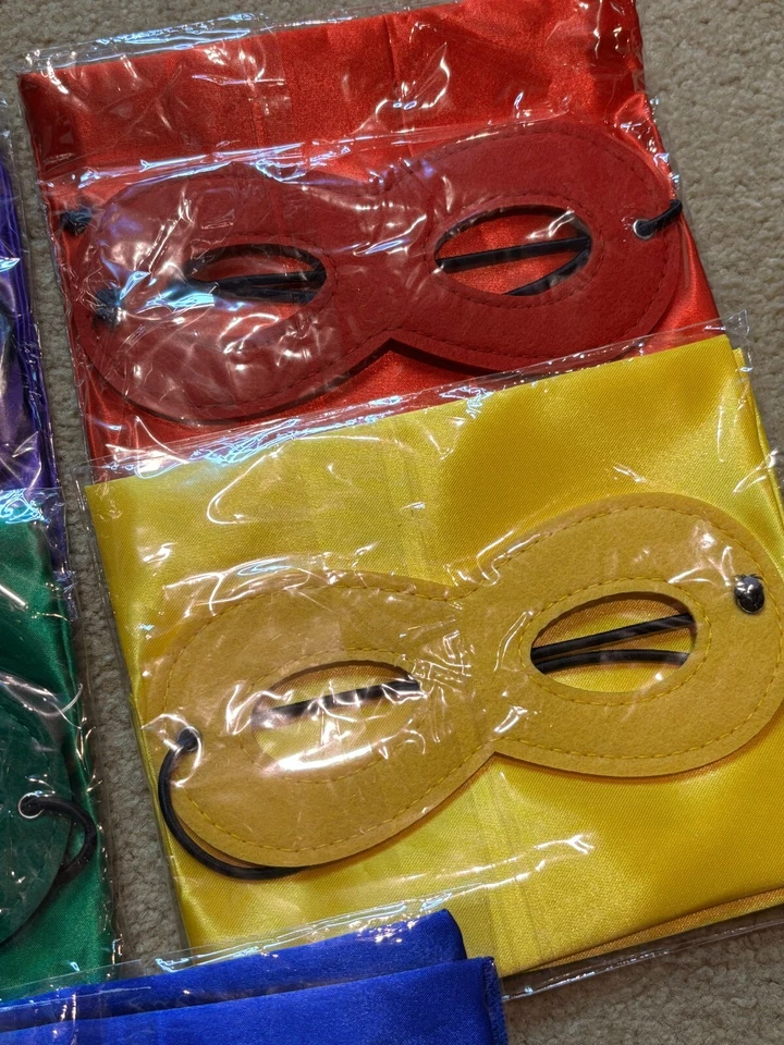 NUEVO Conjunto 14 Aula Cumpleaños Superhéroes Máscara Capa Conjunto Disfraz Foto utilería Premio Foto 4 de 4