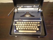 Adler J 5 Typewriter Looks Unused Selling for parts or repair only please. thumbnail