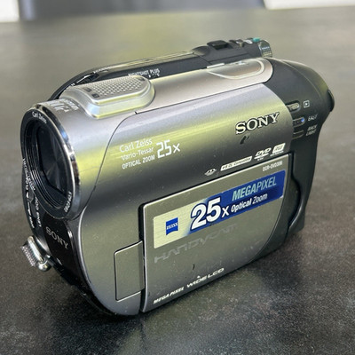 Sony Handycam DCR-DVD306E DVD Camcorder 25x opt. Zoom Wide LCD Silber/Schwarz