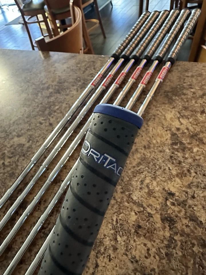 Juego de hierros Cobra Darkspeed One Length 5-PW GW KBS Tour Stiff Flex diestro apenas usado Foto 4 de 4