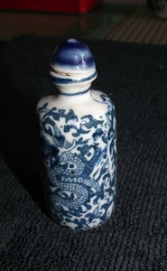 LOVELY ANTIQUE CHINESE BLUE & WHITE CHINA OPIUM/SNUFF BOTTLE GOOD MARKS TO BASE