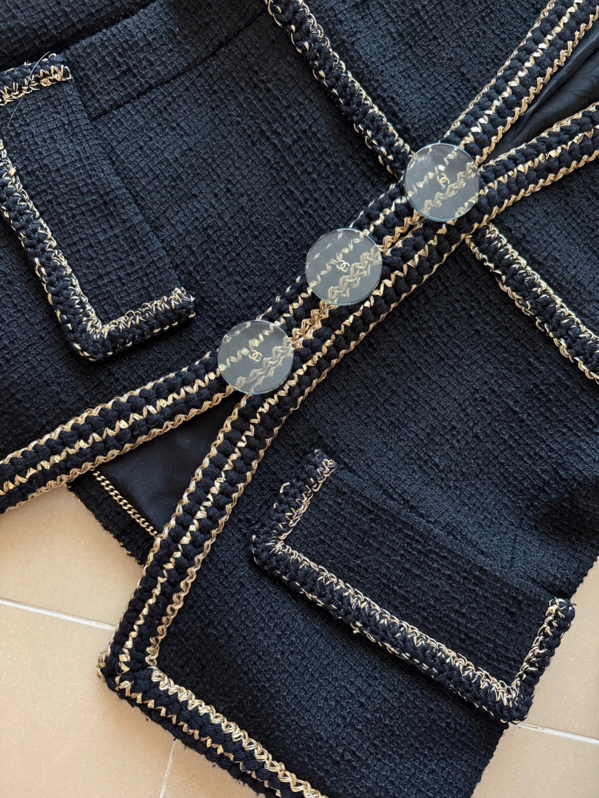 Cappotto giacca lana nero piccolo bottone CC bordo oro Chanel $9000 taglia FR34 XS US2