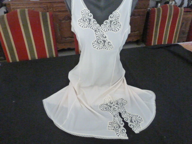 jolie combinaison&fond de robe vintage jolie dentelle T44 ref 344N