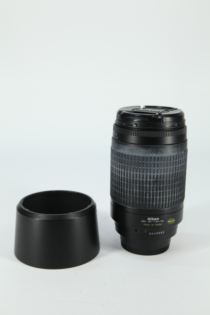 Nikon AF Nikkor 70-300mm f/4-5.6 Telephoto Zoom Lens w/ Hood 62mm