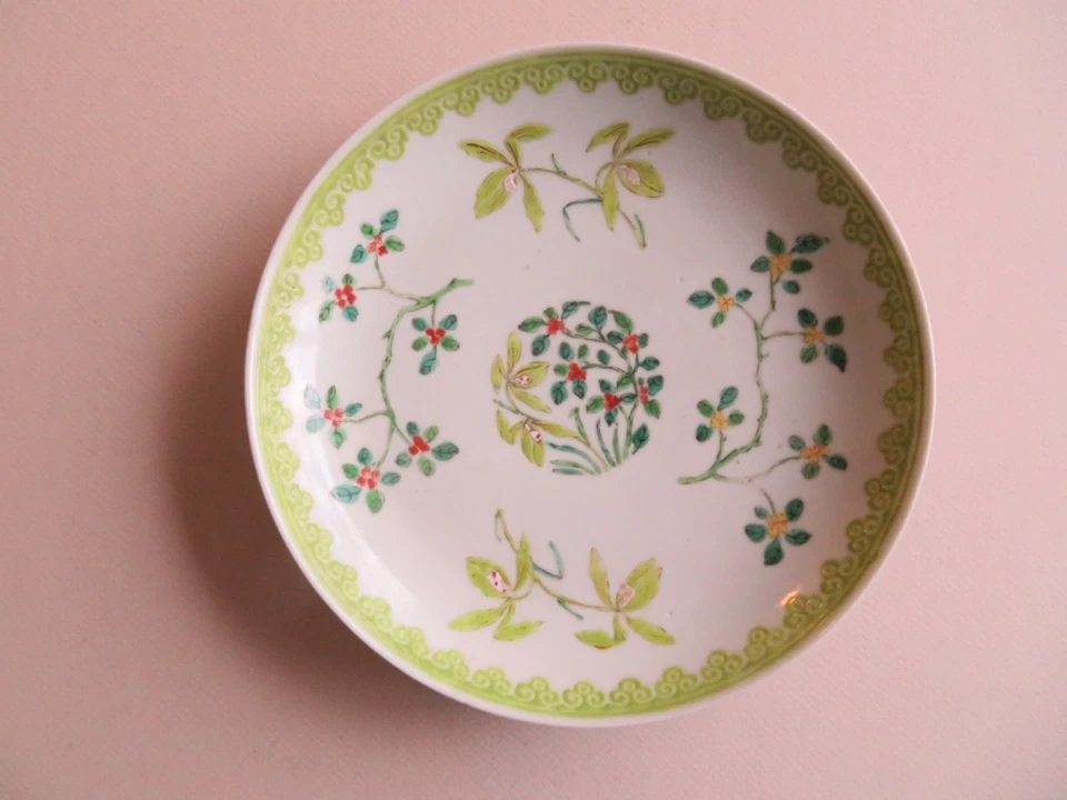 PAR DE PLATOS CHINOS --- ESMALTE VERDE LIMA Y ROJO --- ORQUÍDEAS ---- SIGLO XIX Foto 2 de 4