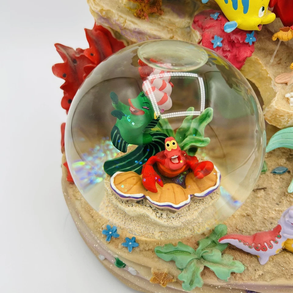 Disney Store Sirenita Ariel Musical Globo de Nieve Bajo el Mar Sebastián Foto 4 de 4