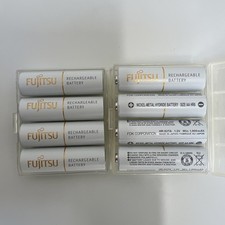 8 batterie ricaricabili: Fujitsu AA HR6 minimo 1900 mAh NiMH HR-3UTC 