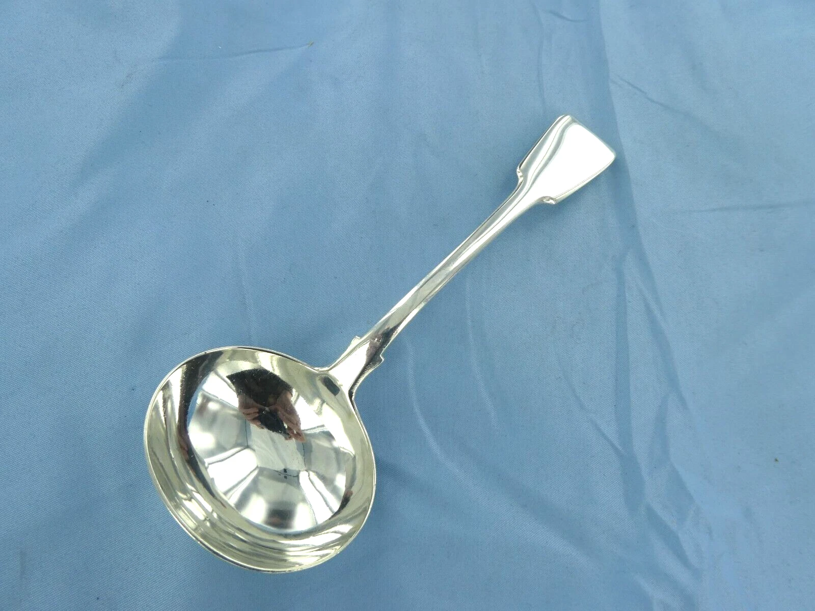 AN ANTIQUE STERLING SILVER FIDDLE BACK, SAUCE LADLE.LONDON 1831.