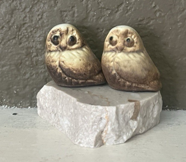 MAIGON DAGA STUDIO POTTERY (MINNESOTA 1970s) TINY OWLS ON A ROCK