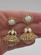 Hattie Carnegie Stupefacente lampadario anni '60 in vetro al latte e cristallo austriaco...