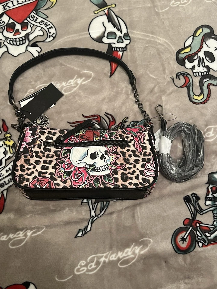 Bandolera/hombro con tachuelas Ed Hardy nueva con etiquetas - Calavera, corazones y más - Estampado de leopardo Foto 3 de 4