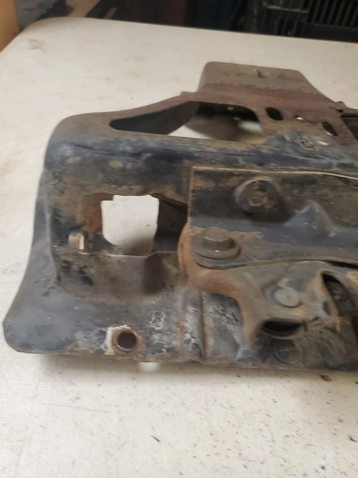 95-05 Blazer 94-04 Chevrolet S10 Radiator Support Center Hood Latch Bracket - Image 2 of 4