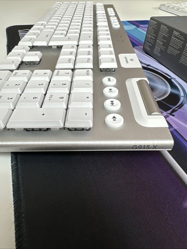 Logitech G915 X Lightspeed UK Tactile Full Size Keyboard in White - Picture 8 of 10