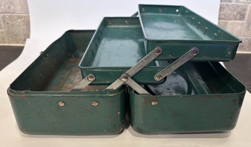 Vintage Victor Green Metal Tackle Box Atco Lititz Pennsylvania USA
