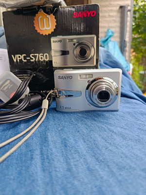 SANYO VPC-S760 Digitalkamera 7,1 MP 3x opt. Zoom 2,4'' Silber 