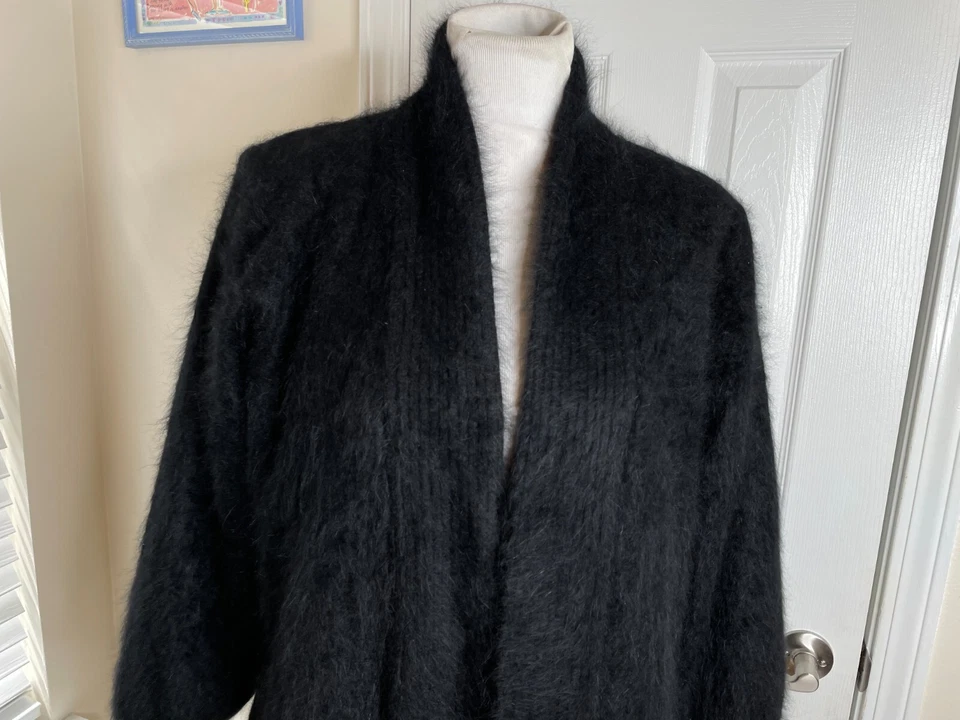 Cárdigan largo abierto suéter Venesha Angora para mujer talla pequeña negro Foto 2 de 4