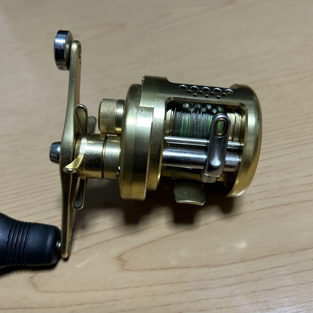 Shimano CALCUTTA CONQUEST 200F Right Baitcasting Reel Gold Shimano CALCUTTA CONQUEST 200F Right Baitcasting Reel Gold