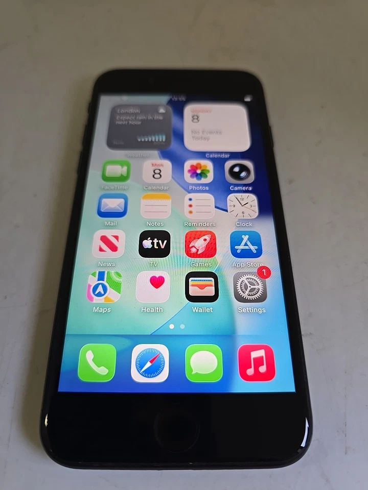 Apple iPhone SE (2022) · 64GB, photo 2 of 5