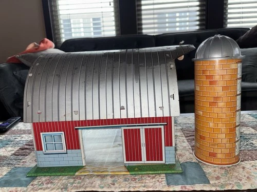 Vintage Louis Marx Tin Farm Lot. Barn & Silo. With  Farm Animals!!