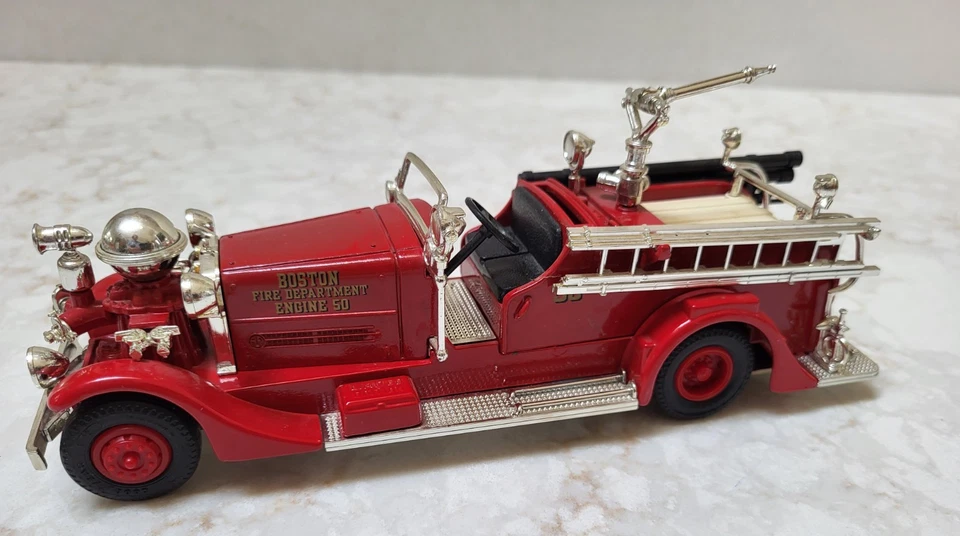 Camión de bomberos rojo Ahrens-Fox 1937 diecast banco de monedas modelo Ertl motor HT Boston 50 Foto 2 de 4