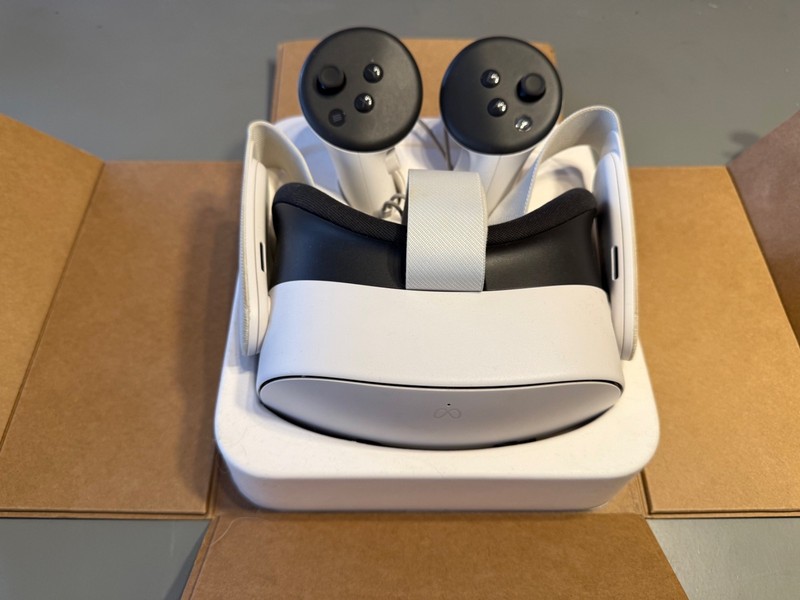 Meta Quest 3S VR Headset and Controllers 128GB White +  6000mAh Extender