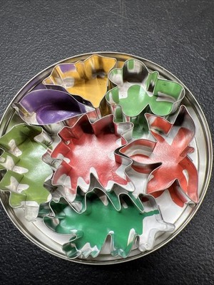 KitchenCraft Cookie Cutters with Storage Tin (7-Piece Set) Leaf Shapes ￼