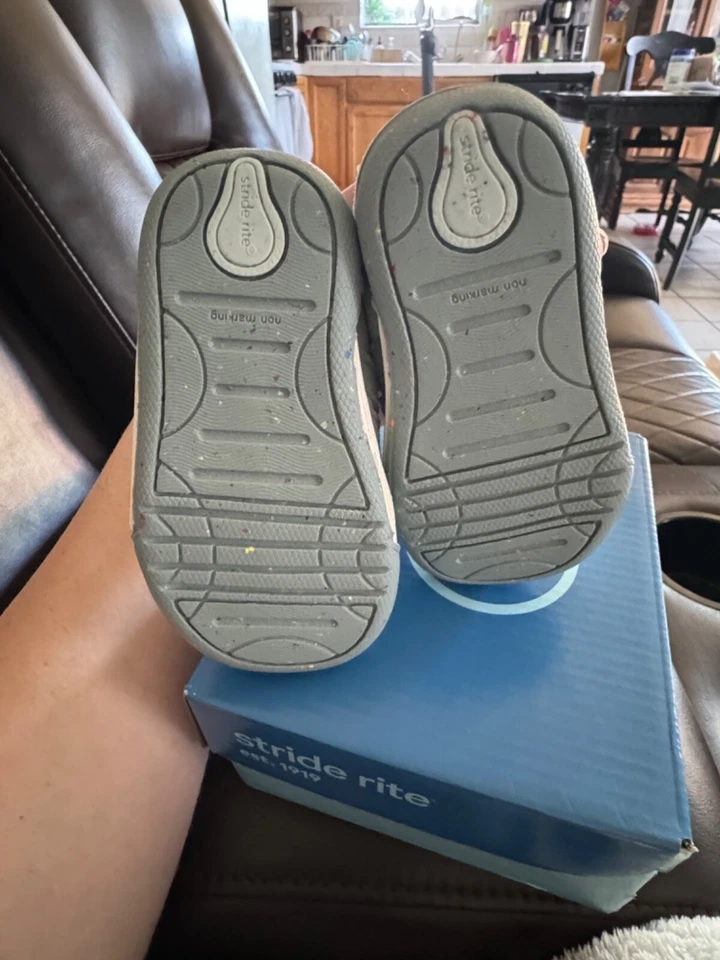 stride rite talla 4W, tanto para niños como para niñas, nuevo nunca usado. Foto 3 de 4
