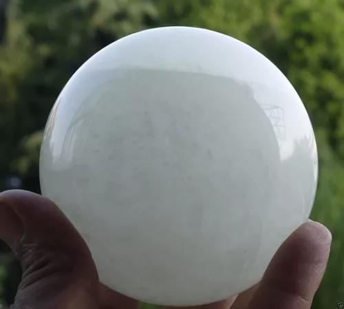 Esfera de cristal de fluorita blanca natural 55 mm que brilla en la piedra verde oscura - Imagen 3 de 6