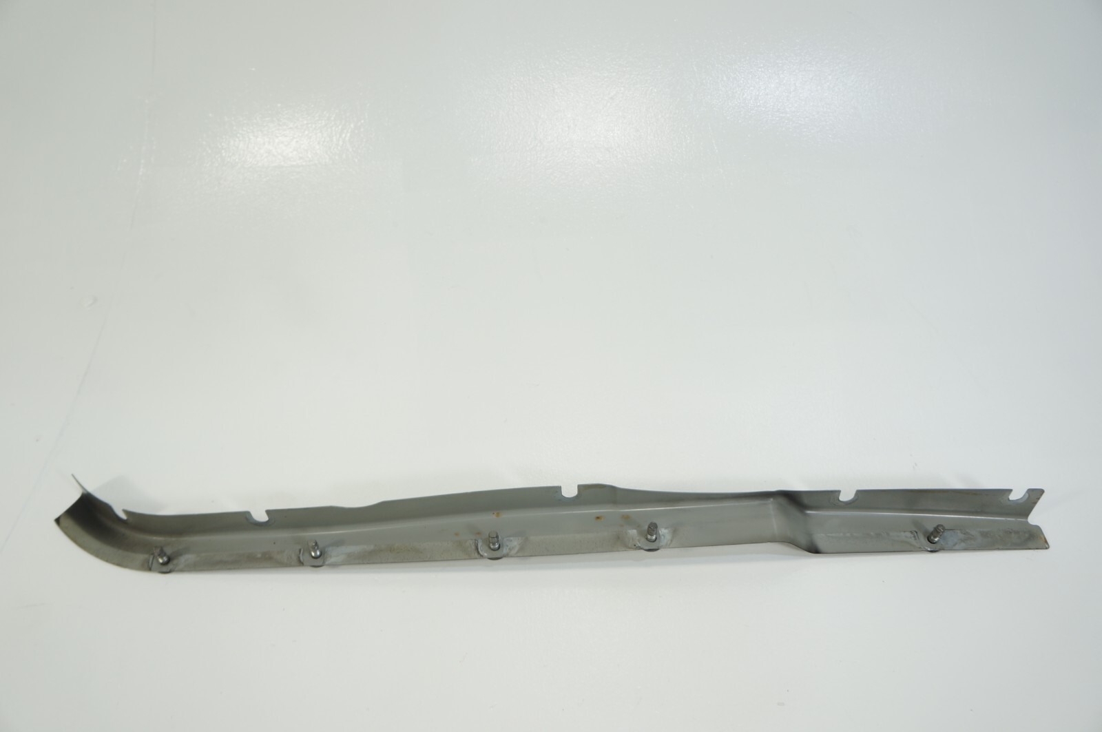 06-2012 Bentley Flying Spur Front Right Passenger Fender Strip Bracket Mount