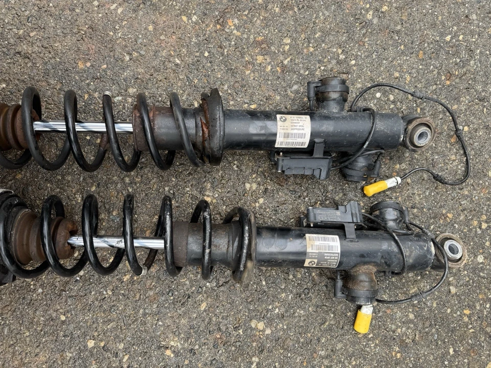 Suspensión trasera electrónica usada para un BMW 535i Xdrive. Los resortes están rotos. Foto 2 de 4