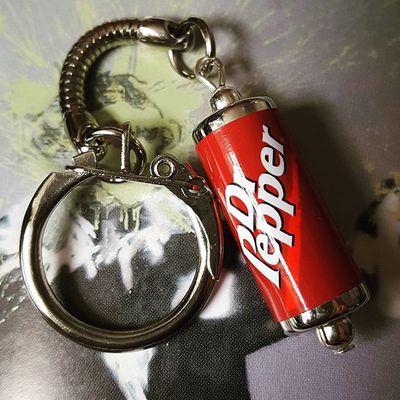 Cool DR PEPPERDOSE SCHLÜSSELRING Neuheit POP Getränk RETRO Soda KITSCH Miniatur SODA