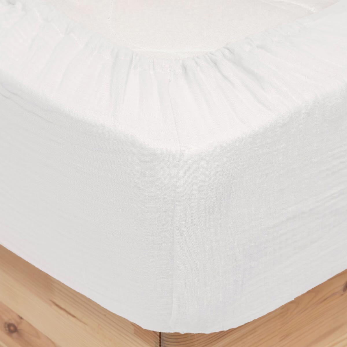 Drap housse gaze de coton 160x200 cm blanc pour une chambre style bohème