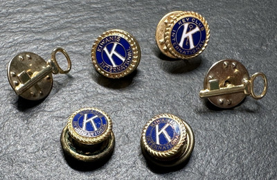 6 VINTAGE KIWANIS CLUB PINS : 4 LOGO, 2 KEYS I182
