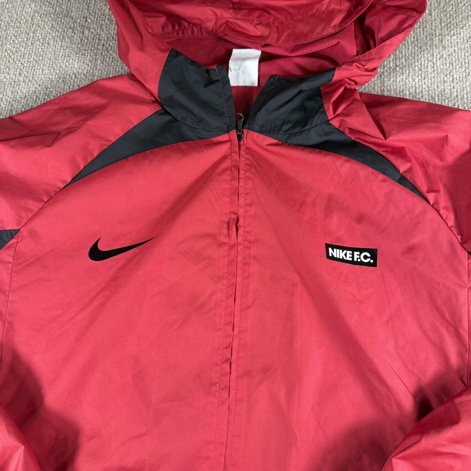 Nike F.C. Chaqueta Para Hombre Grande Roja Negra Con Capucha Cortavientos Cremallera Fútbol DH8642-614 Foto 2 de 4