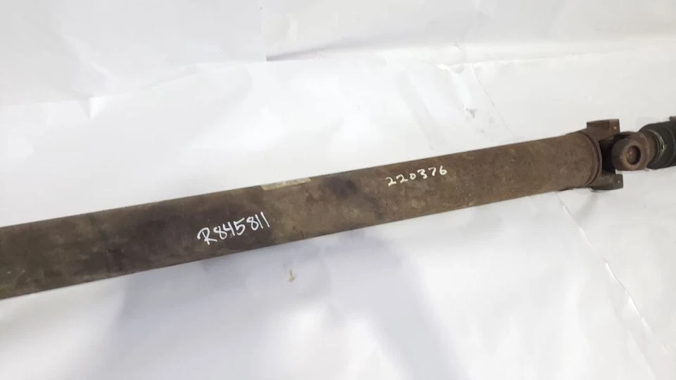 Eje de transmisión trasero 2 piezas 159" SRW sin identificación OEM 17 21 Chevrolet Express 3500 Foto 3 de 4