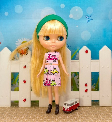 Vestido rosa estilo retro años 70 con estampado de scooters para muñeca Blythe - Foto 4 di 6