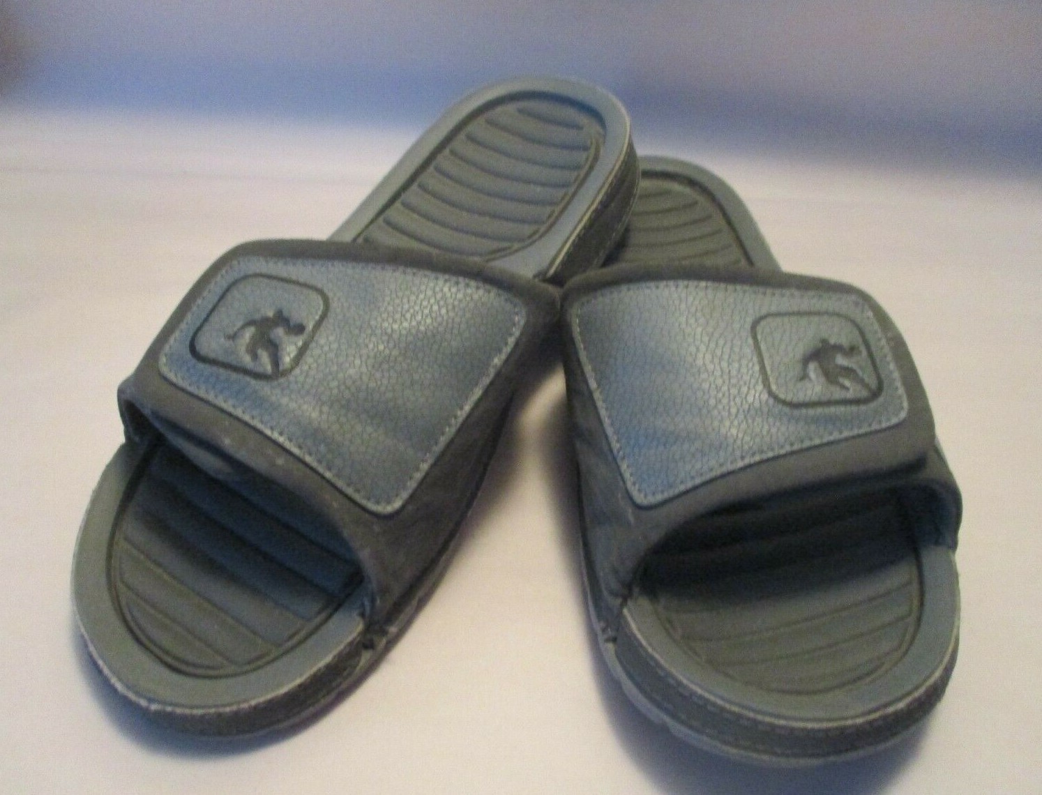 AND1 Mens size 7M Gray Adjustable Strap 