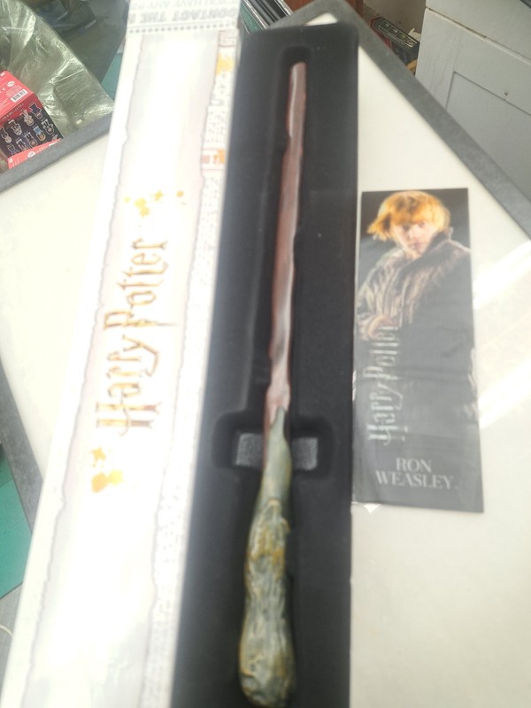 Harry Potter Ron Weasley Collectible Wand w/ Box & Character Card/Insert