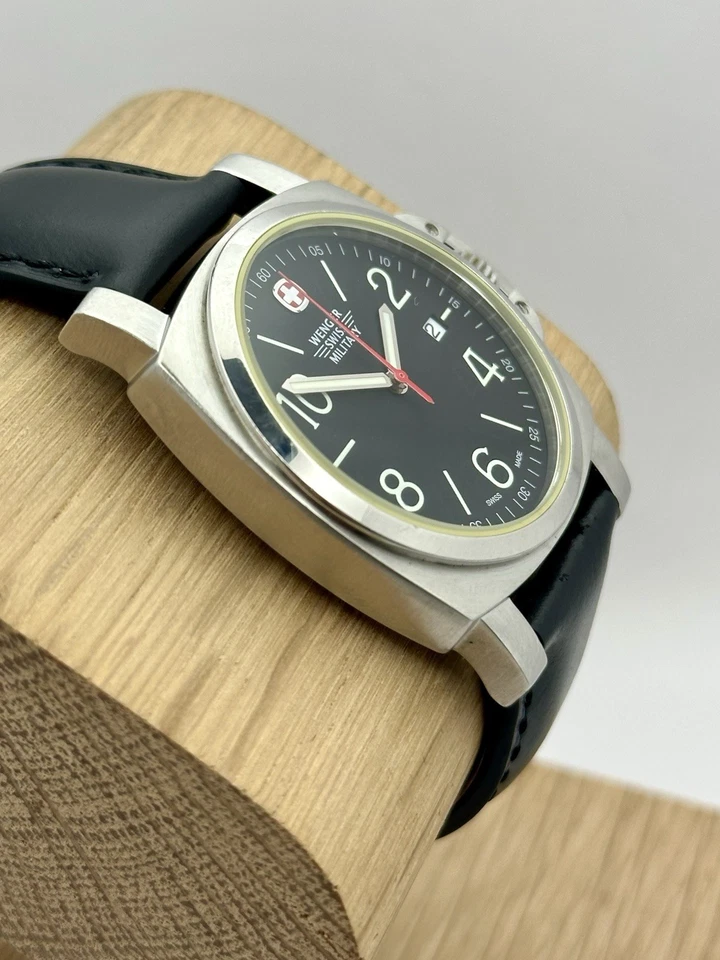 Relógio de campo suíço Wenger 7925X/T – mostrador preto, novo cristal, bateria e pulseira - Imagem 3 de 4