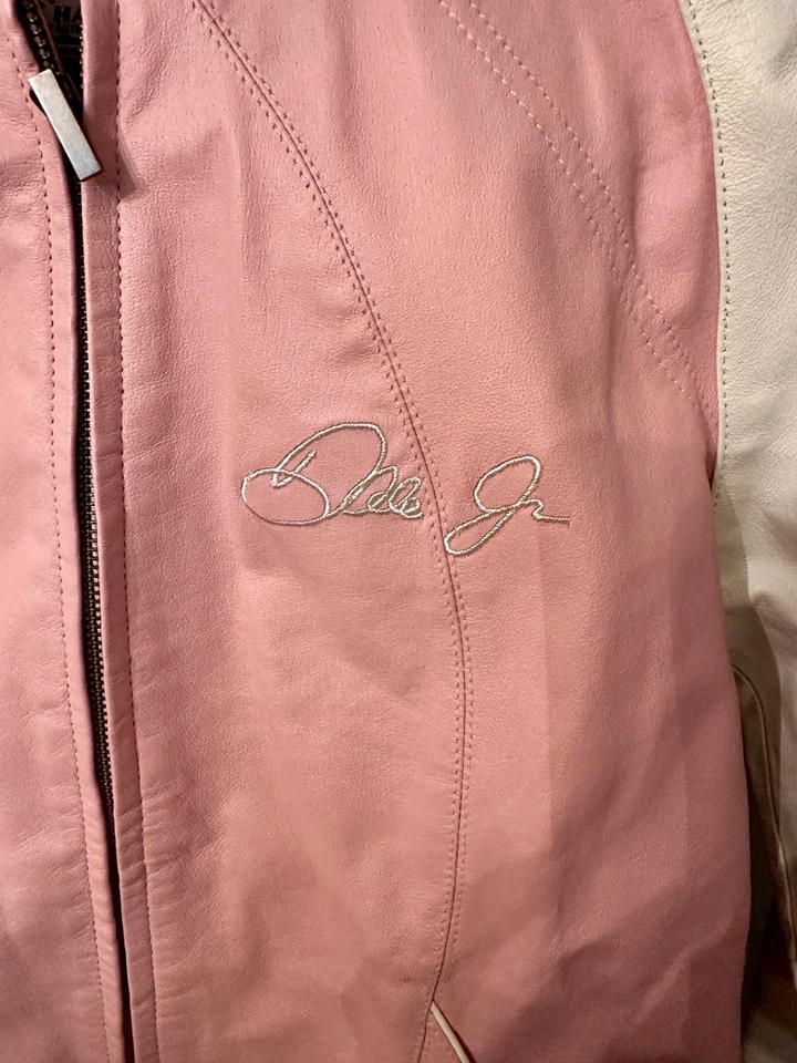 Jaqueta Feminina de Couro Rosa Branca Dale Earnhardt Jr NASCAR Wilson Tamanho Pequeno - Imagem 2 de 4