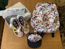 Zapatilla deportiva con cordones VANS Peanuts Charlie marrón y pandilla, sombrero de camionero y mochila
