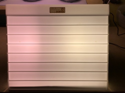 Logan Illuminated Slide Sorter and Viewer-Holds Eighty 35mm Slides-Model 1080 - Picture 2 of 6